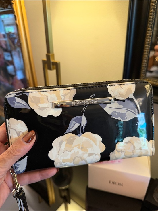 Betsey Johnson Handbags - Betsey Johnson EUC Black Patent zipper Floral Wristlet with Cream Blooms gorge’